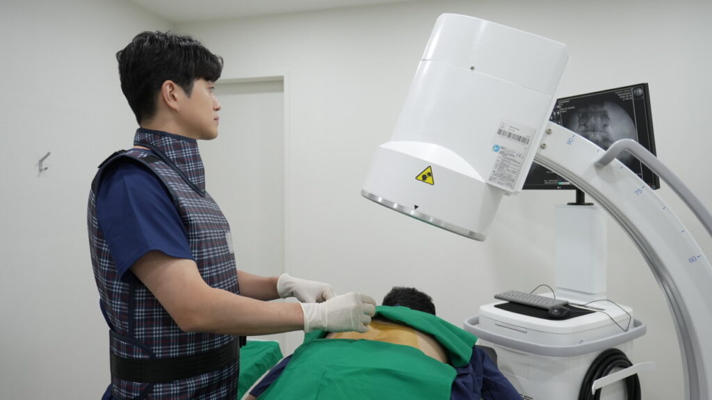 당산역 정형외과 C-arm 영상유도하 척추 비수술 신경차단술 주사치료 당산리더스정형외과